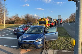 Unfall in Zwickau: Fahrer kämpft mit gesundheitlichen Problemen - Gesundheitliche Probleme des Fahrers führten am Sonntag in Zwickau zu einem Unfall.