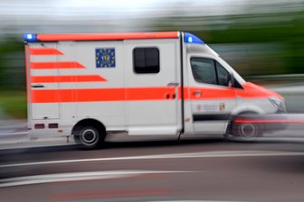 Unfall in Zwickau: Fünfjähriger nach Kollision verletzt - Ein Rettungswagen eilte zum Unfallort.