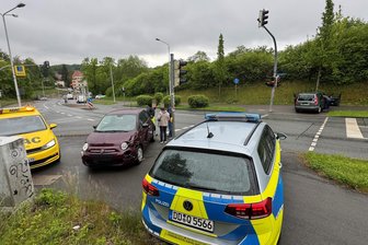 Unfall in Zwickau-Niederplanitz am Montagnachmittag: Polizei nennt Grund für Crash - Im Kreuzungsbereich in Zwickau-Niederplanitz gab es am Montagnachmittag einen Unfall.