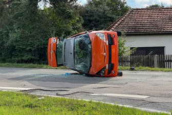 Unfall in Zwickau-Schlunzig mit 45-kmh-Fahrzeuge: Polizei beziffert Sachschaden auf 13.000 Euro. - Das Fahrzeug war nach dem Unfall ziemlich stark in Mitleidenschaft gezogen.