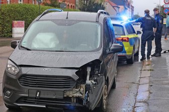 Unfall in Zwickau: Zwei Autos müssen abgeschleppt werden - Drei Fahrzeuge wurden beim Unfall am Montagabend in Zwickau beschädigt.