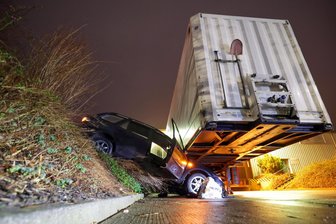 Unfall kurz nach Mitternacht im Crimmitschauer Gewerbegebiet: Mazda rutscht unter Sattelzug-Anhänger - Unfall in Crimmitschau: Der Pkw Mazda ist unter einen Lkw-Auflieger gerutscht.