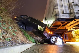Unfall in Crimmitschau: Der Mazda rutscht unter den Anhänger.