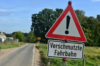 Unfall kurz nach Mitternacht: Schwerverletzter bei Kollision mit Baum -
