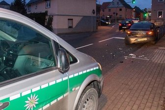 Unfall: Laster kollidiert mit entgegenkommenden Opel -