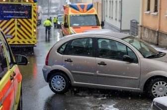 Unfall: Mädchen schwer verletzt - In Auerbach ist ein neunjähriges Mädchen von einem Citroën erfasst worden.Foto: B &S David Rötzschke