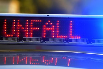 Unfall mit 35.000 Euro Sachschaden in Crimmitschau: VW knallt gegen Baum - Die Polizei beziffert den Sachschaden mit rund 35.000 Euro.