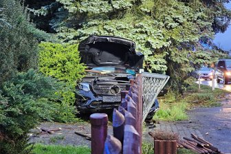 Unfall mit 40.000 Euro Schaden auf der B 173 in Lichtentanne: Wie landet der Mercedes im Zaun? - Unfall in Lichtentanne: Der Mercedes ist am Dienstagabend im Tor einer Grundstückseinfahrt neben der B 173 gelandet.