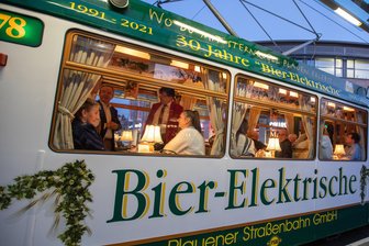 Unfall mit der Plauener Bier-Elektrischen: Was wird nun mit den Adventsfahrten? - Plauens beliebte Bier-Elektrische wurde am Samstag von einem Auto gerammt.