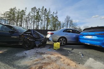 Unfall mit drei Autos auf der A 72 bei Zwickau: Polizei beziffert Sachschaden auf 45.000 Euro - Drei Fahrzeuge waren in den Unfall auf der A 72 bei Zwickau am Mittwoch verwickelt.