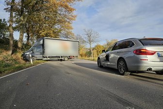 Unfall mit drei Fahrzeugen: B 173 zwischen Zwickau und Mülsen zeitweise voll gesperrt - Unfall mit drei Fahrzeugen auf der B 173. Ein Transporter blockierte nach dem Crash beide Fahrspuren.
