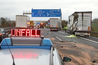 Unfall mit drei Lkws: 30 Kilometer Stau auf Autobahn - Am Samstag kollidierten drei Lkw auf der A 4 in Richtung Dresden beim Dreieck Dresden-West.