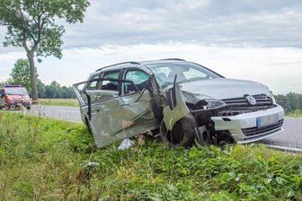 Unfall mit drei Schwerverletzten - vierte Person gesucht - Drei Personen wurden am Sonntagmorgen nahe Olbernhau schwer verletzt.