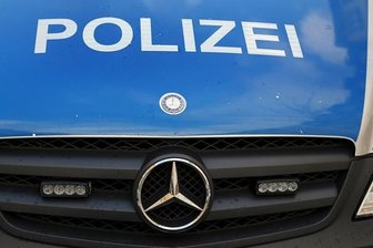 Unfall mit drei Verletzter - Verursacher flieht auf E-Scooter - 