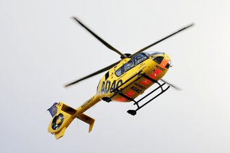 Unfall mit E-Bike im Erzgebirge: Mann wird schwer verletzt in Klinik geflogen - Ein schwer verletzter Senior musste mit einem Rettungshubschrauber in ein Krankenhaus geflogen werden.