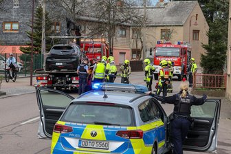Unfall mit Elektroauto: Zweistündige Vollsperrung der B 173 in Oberlungwitz - Sachschaden beträgt 27.000 Euro - Polizei und Feuerwehr waren am Montag auf der Hofer Straße im Einsatz.