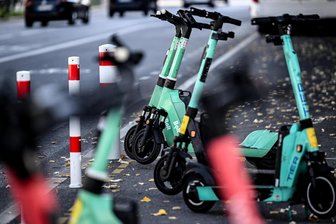 Unfall mit Elektroroller in Chemnitz: 70-Jähriger stirbt im Krankenhaus - Knapp eine Million E-Scooter gibt es mittlerweile auf deutschen Straßen.