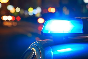 Unfall mit Fahrerflucht im Erzgebirge gibt Rätsel auf - Polizei beziffert Schaden auf 40.000 Euro - Bei einem Unfall in Breitenbrunn ist ein Renault-Kleinbus von der Straße abgekommen.