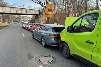 Unfall mit fünf Fahrzeugen und 36.500 Euro Schaden in Zwickau: Verkehr rollt wieder auf der Planitzer Straße - Ein Auffahrunfall mit fünf beschädigten Fahrzeugen sorgt für die Vollsperrung der Planitzer Straße in Zwickau.