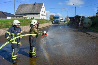 Unfall mit Gülle-Laster in Geringswalde: So knapp sind Klosterbach und Großteich an einer Katastrophe vorbeigeschrammt - Eine der Herausforderungen der Feuerwehr bestand darin, das Antrocknen der Jauche auf dem Straßenbelag zu verhindern.