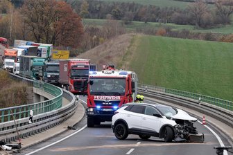 Unfall mit hohem Sachschaden und drei Verletzten: Westtrasse nach fünfstündiger Sperrung wieder freigegeben - Die Westtrasse ist nach dem Unfall zwischen Crimmitschau und Werdau gesperrt.