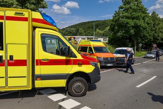 Unfall mit Krankentransport: Staatsstraße im Erzgebirge voll gesperrt - An der Ausfahrt der Albert-Schweitzer-Straße kam es zu einem Verkehrsunfall.