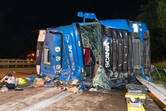 Unfall mit Lkw auf A 4 bei Hainichen: Vollsperrung in Richtung Chemnitz wieder aufgehoben - Auf der A 4 kam es in der Nacht zu Samstag zwischen Hainichen und Frankenberg zu einem schweren Unfall.