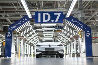 Unfall mit nagelneuem VW ID.7 auf der A 72 im Vogtland gibt Rätsel auf - Die vollelektrischen ID.7 von VW werden in Emden gefertigt. Ein fabrikneues Fahrzeug dieser Art ist jetzt im Vogtland bei einem Unfall beschädigt worden.