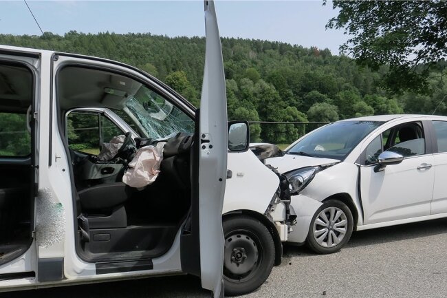 Unfall mit Schulbus in Wilkau-Haßlau: Firma kündigt Fahrer - Bei dem Unfall in Wilkau-Haßlau waren sieben Menschen verletzt worden. 