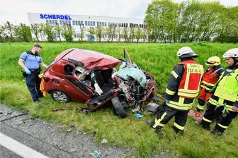 Unfall mit Schwerverletzten auf B 174: Dacia geriet auf Gegenfahrbahn und prallte auf Sattelzug - Feuerwehr sowie Polizei begutachten den zerstörten Dacia.
