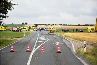 Unfall mit sechs Verletzten nahe Langhennersdorf: Wie ist der Stand der Ermittlungen? - Ein schwerer Verkehrsunfall nahe Langhennersdorf forderte am 9. Juli sechs Verletzte. Ein Großaufgebot von Rettungskräften war nach dem Unfall im Einsatz, darunter Feuerwehren aus der Umgebung sowie ein Hubschrauber.