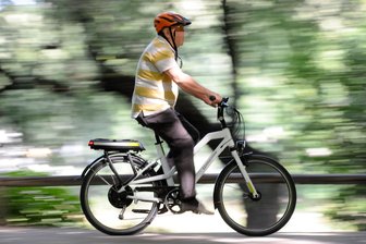 Unfall mit Simson-Moped im Vogtland: Seniorin (88) nimmt mit E-Bike Vorfahrt - Das E-Bike verschafft Senioren neue Freiheiten. Mehr Menschen sind bis ins hohe Alter mobil.