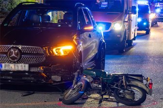 Unfall mit Simson: Zwei Jugendliche im Erzgebirge schwer verletzt - In Lößnitz ist es zu einer Kollision von einer Simson und einem Mercedes gekommen. Zwei Jugendliche wurden schwer verletzt.