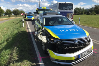 Unfall mit Streifenwagen und Baufahrzeug: Straße zwischen Erlau und Lauenhain gesperrt - Die Unfallstelle am Freitag.