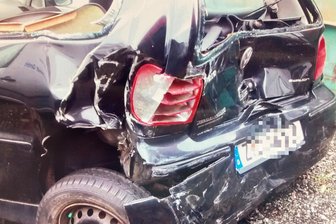 Unfall mit Tempo 180 auf der B 93 zwischen Zwickau und Crossen: Brüchige Erinnerungen und viele Fragezeichen vor Gericht - Der Polo war schrottreif nach dem Unfall.