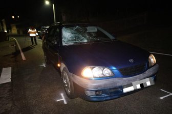 Unfall mit Todesfolge in Hartenstein: 89-Jährige steht in Zwickau vor Gericht - Mit diesem Toyota soll die Frau zwei Personen angefahren haben. Dabei brach die Frontscheibe.