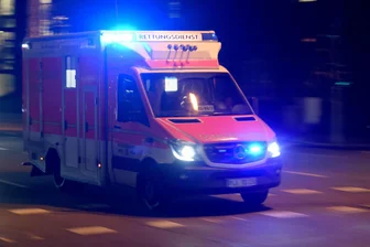 Unfall mit tödlichem Ausgang in Crimmitschau: Trifft den Autofahrer eine Schuld? - Der Fußgänger wurde mit einem Rettungswagen in ein Krankenhaus gebracht. Dort starb er einen knappen Monat später.