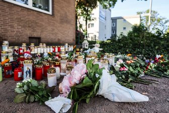 Unfall mit toten Kindern: Ermittlungen gegen Autofahrerin - Blumen und Kerzen am Unfallort: In Dinslaken ist die Trauer nach dem Unfalltod zweier Kinder groß.
