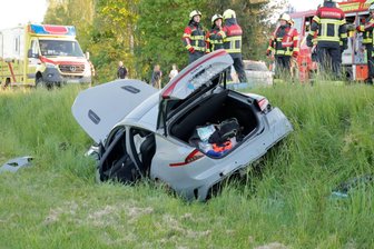 Unfall mit Verletzten auf Straße neben Sonnenlandpark - Nach dem Unfall landete ein Skoda neben der S200 im Straßengraben.