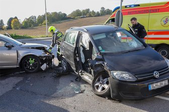 Unfall mit Verletzten in Glauchau: Feuerwehr schneidet Autotür ab - Sowohl am Golf (rechts) als auch am Passat entstand Totalschaden.