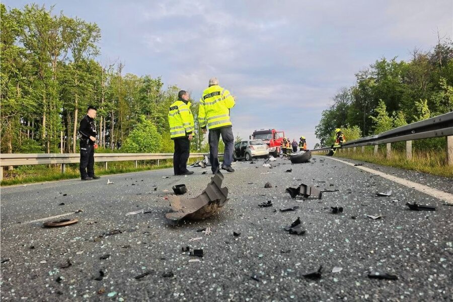 Unfall mit vier Schwerverletzten in Werdau: Arzt unter den Ersthelfern unterstützt die Feuerwehr - So sah es nach dem Unfall auf der S 293 bei Werdau aus. 