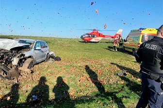 Unfall mit zwei Verletzten auf B173 bei Oberschöna: Ermittlungen eingestellt - Ein Rettungshubschrauber war nach dem Unfall auf der B 173 im Einsatz. 