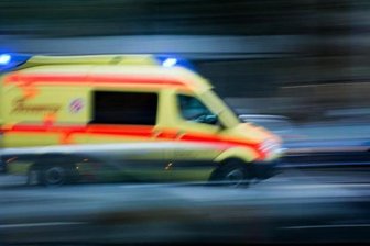 Unfall mit zwei verletzten Personen führt zu vorübergehendem Stromausfall -