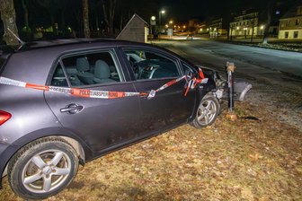 Unfall nach Alkoholfahrt im Erzgebirge: Toyota prallt gegen Straßenlaterne - Ein nächtlicher Unfall unter Alkoholeinfluss hat sich in Johanngeorgenstadt ereignet.