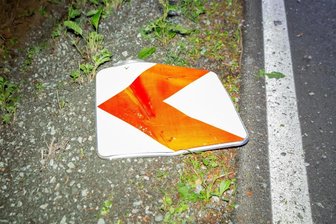 Unfall nach Pkw-Manöver zwischen Oelsnitz und Plauen - Beim Unfall wurde auch ein Verkehrszeichen umgefahren.