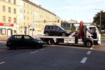Unfall nach Stromausfall: Zwei Skoda kollidieren auf Kreuzung miteinander - 