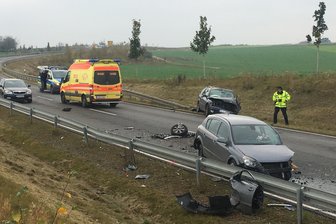 Unfall nach Überholmanöver - zwei Verletzte -