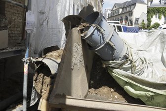 Unfall: Schüttgut-Rutsche trifft Arbeiter -