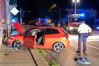 Unfall-Statistik fürs Erzgebirge: Polizei zählt weniger Verkehrstote – Das sind die Unfallschwerpunkte - Im Juni vergangenen Jahres krachte in Annaberg-Buchholz ein Auto gegen eine Hauswand, der Rettungsdienst brachte den Fahrer in die Klinik.