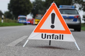 Unfall: Straße im Erzgebirge drei Stunden lang gesperrt - Wegen eines Unfalls war die Straße zwischen Thum und Auerbach am Samstagnachmittag gesperrt.